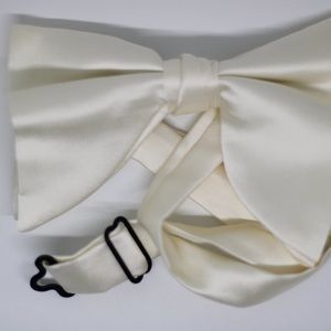 CLIFTON WILSON SILK BUTTERFLY PRE-TIED BOW TIE WHITE IVORY NWT